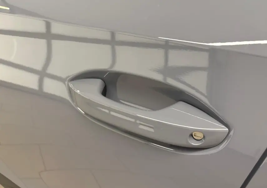 Poignée de porte côté gauche du CUPRA Formentor 2025 en gris Graphène avec serrure intégrée visible.