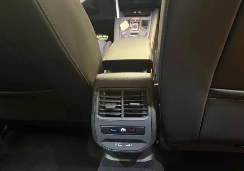 Vue rapprochée de la console arrière entre les sièges avant d'un CUPRA Formentor gris Graphène 2025 avec climatisation réglable.