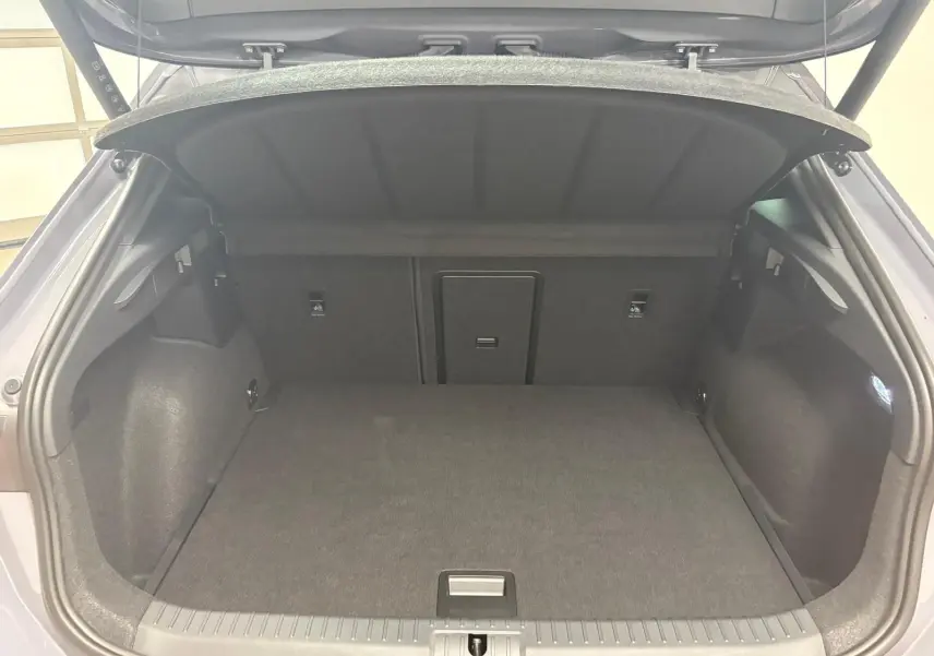 Coffre ouvert d'un CUPRA Formentor gris Graphène, vue arrière intérieure montrant un espace de chargement spacieux et bien fini.