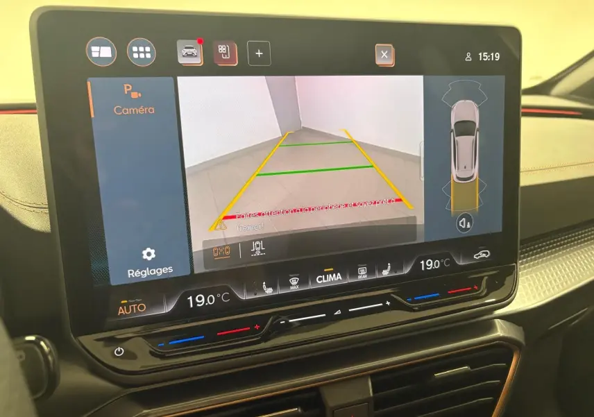 Écran tactile intérieur du CUPRA Formentor 2025 montrant la caméra de recul et la température à 19°C.