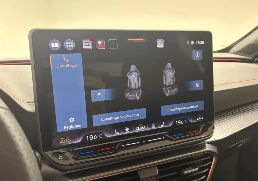 Écran tactile intérieur du CUPRA Formentor 2025 affichant les réglages de chauffage des sièges en vue frontale.
