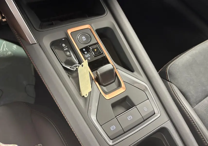 Vue rapprochée de la console centrale du CUPRA Formentor 2025 avec levier de vitesse et clé sur sellerie noire.