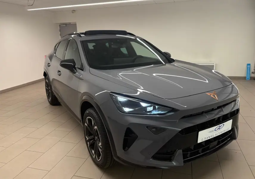 Vue 3/4 avant du CUPRA Formentor 2025 gris Graphène avec toit ouvrant panoramique et jantes alliage 18'' noires.