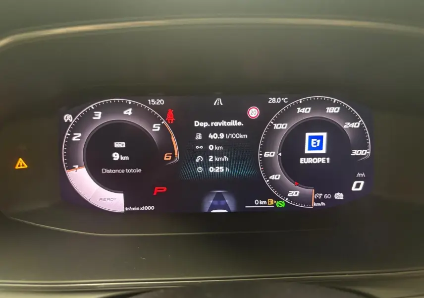 Tableau de bord numérique de CUPRA Formentor 2025 affichant compte-tours, vitesse, consommation et radio Europe 1.