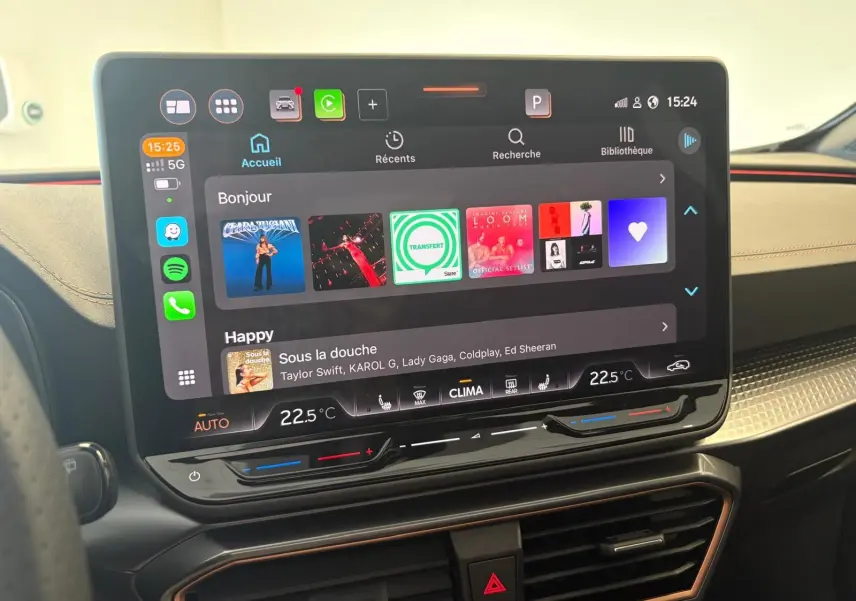 Écran tactile central du tableau de bord du CUPRA Formentor 2025 avec interface multimédia et climatisation digitale.