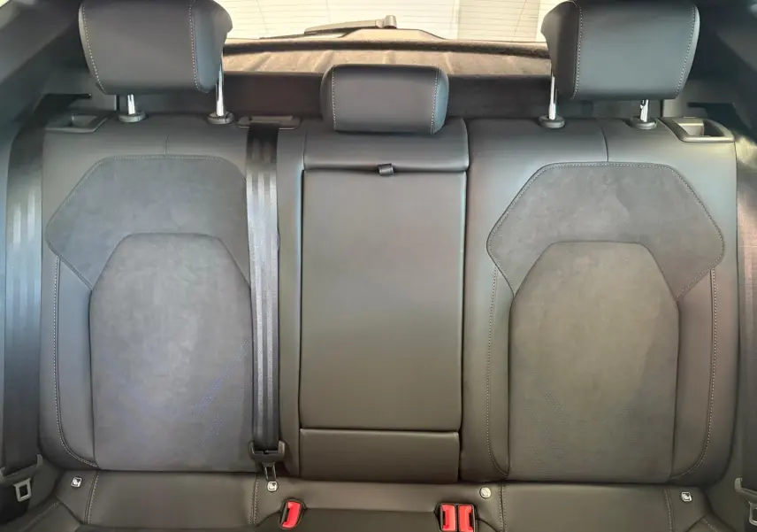 Vue rapprochée des sièges arrière en cuir noir du CUPRA Formentor 2025 avec appuie-têtes et ceintures visibles.