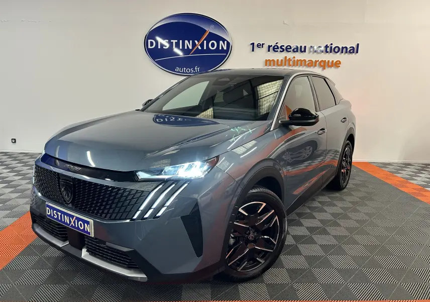 Peugeot 3008 III Hybrid bleu Ingaro en 3/4 avant droit avec phares LED et jantes noires brillantes