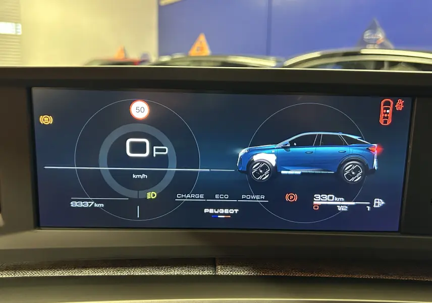 Affichage numérique du tableau de bord montrant une Peugeot 3008 bleu Ingaro en profil côté droit avec autonomie et vitesse à zéro.