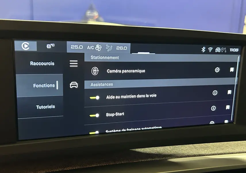 Écran tactile du tableau de bord du Peugeot 3008 III Hybrid 145 montrant les options d'assistance et caméra panoramique.