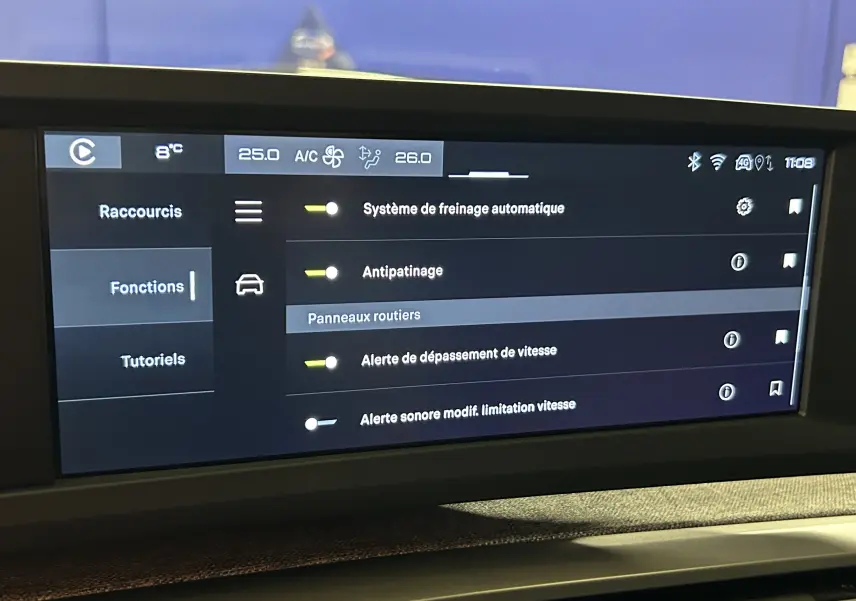 Écran tactile central du Peugeot 3008 Hybrid 2025 affichant les réglages d'assistance à la conduite en intérieur.