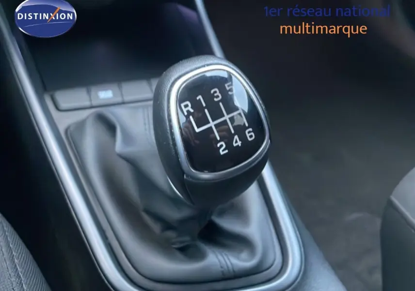 Gros plan sur le levier de vitesses manuel noir de la Hyundai i20 2025, version essence Blanc Atlas.