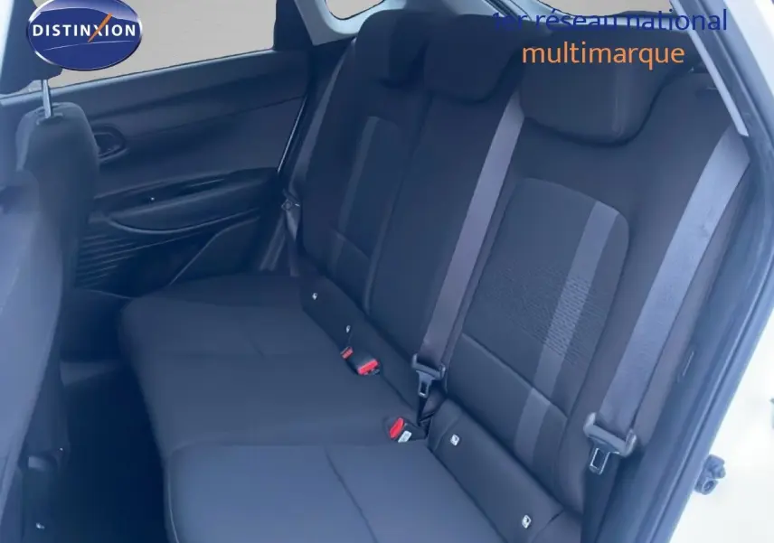Vue intérieure côté droit montrant les sièges arrière en tissu noir de la Hyundai i20 blanc atlas 2025.
