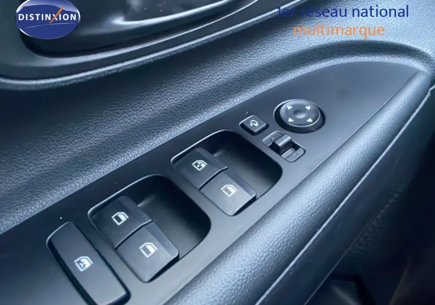 Gros plan sur les commandes des vitres et rétroviseurs côté gauche de la Hyundai i20 2025 en tissu noir.