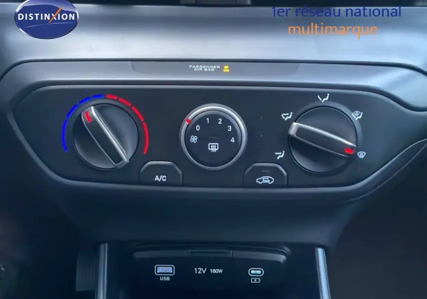 Vue rapprochée du tableau de bord de la Hyundai i20 2025, montrant les commandes de climatisation et ports USB.