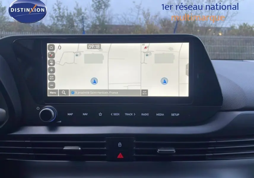 Vue rapprochée de l’écran tactile central du tableau de bord de la Hyundai i20 blanche avec navigation affichée.