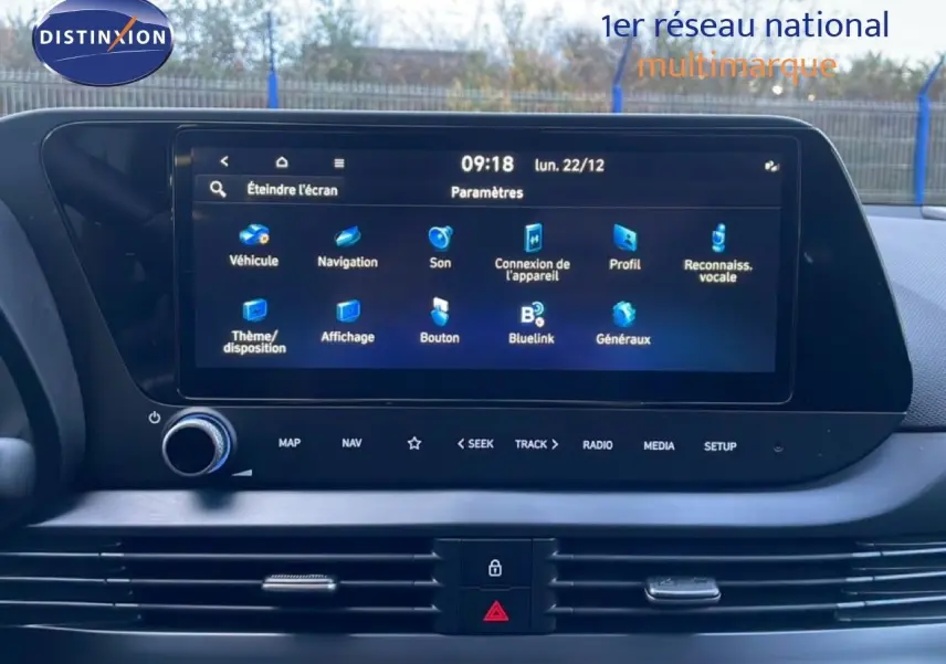 Écran tactile central de la Hyundai i20 2025 affichant le menu des paramètres, avec commandes intégrées en dessous.
