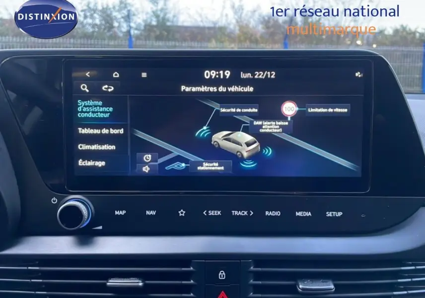 Vue intérieure centrée sur l'écran tactile du tableau de bord de la Hyundai i20 2025, affichant les paramètres d'assistance conducteur.