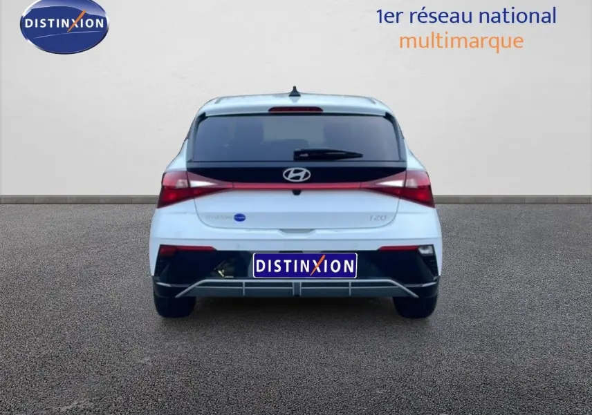 Vue arrière d'une Hyundai i20 blanche Atlas 2025 avec feux LED et logo Hyundai bien visibles.