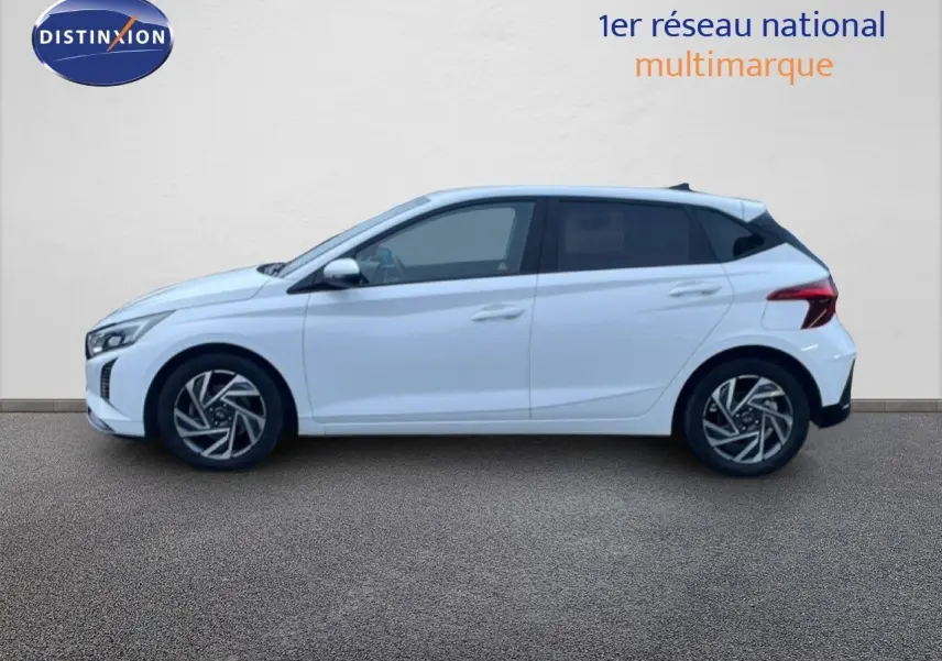 Vue de profil côté gauche d'une Hyundai i20 blanche Atlas 2025 avec jantes alliage et feux arrière LED.