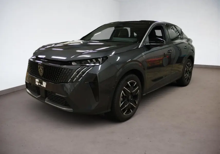 Peugeot 3008 Hybrid gris Titane en 3/4 avant droit, avec calandre noire et jantes alliage 19 pouces.