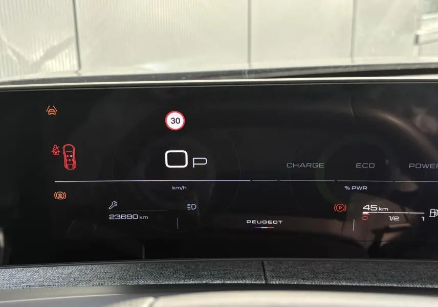Affichage numérique du tableau de bord Peugeot 3008 Hybrid 145 e-DSC6 GT, indiquant vitesse zéro et autonomie 45 km.