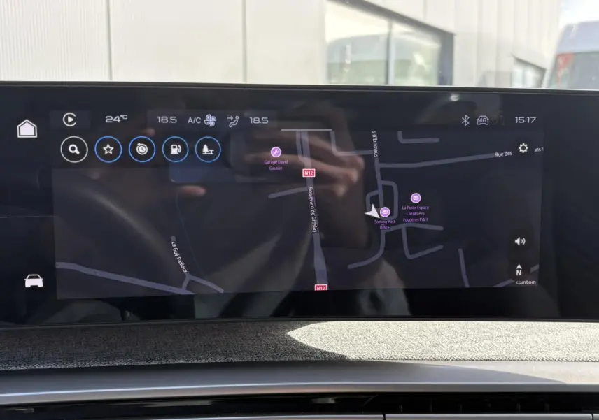 Écran tactile central du Peugeot 3008 Hybrid 145 GT affichant la navigation avec carte et commandes climatisation.