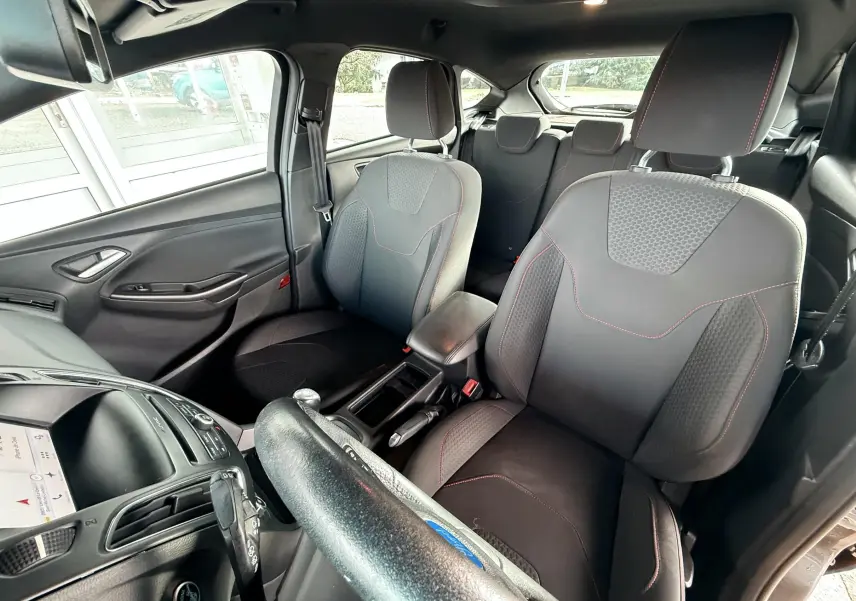 Vue rapprochée de l’écran central de navigation du tableau de bord d’une Ford Focus gris 2018, affichant un itinéraire.