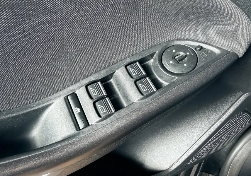 Le levier de vitesses manuel en gros plan dans l'habitacle noir d'une Ford Focus 1.5 TDCI gris de 2018.