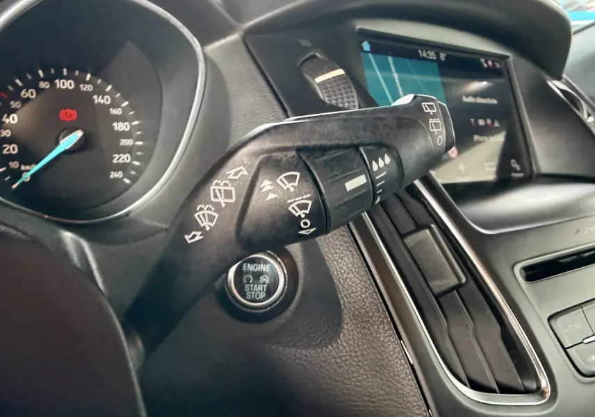 Vue intérieure arrière de la Ford Focus gris 2018, montrant les sièges arrière en tissu noir avec surpiqûres rouges.