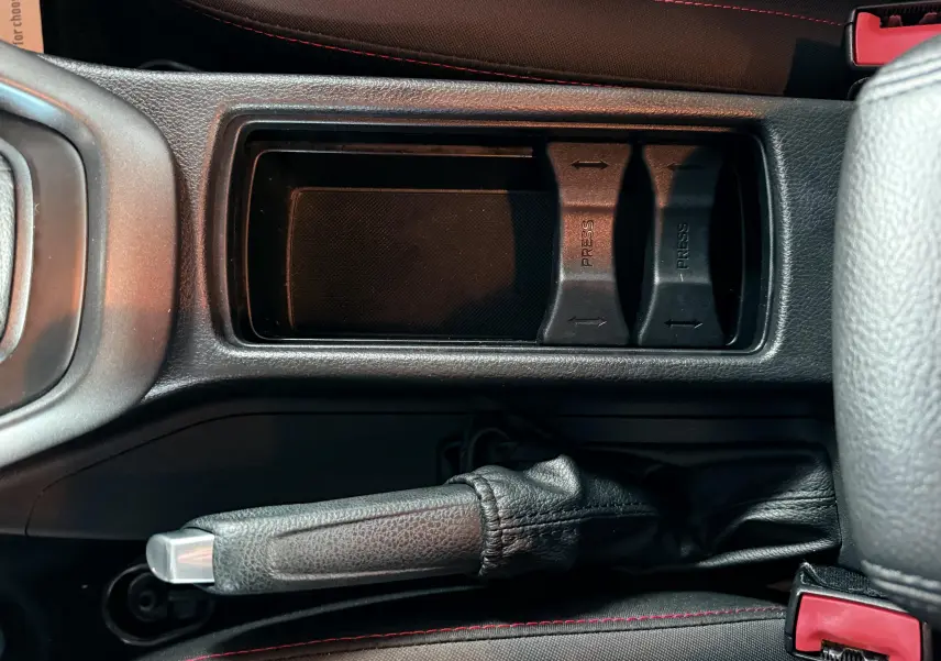 Gros plan sur la commande de clignotant noire dans l’habitacle d’une Ford Focus gris 2018, tableau de bord et aérateurs visibles.