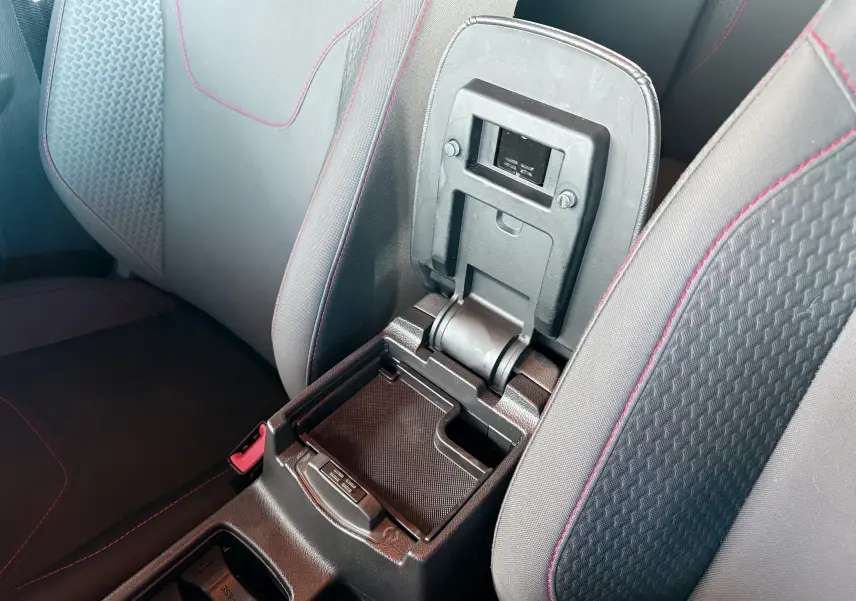 Vue rapprochée du tableau de bord et du commodo d’essuie-glace d’une Ford Focus gris 2018, intérieur noir.