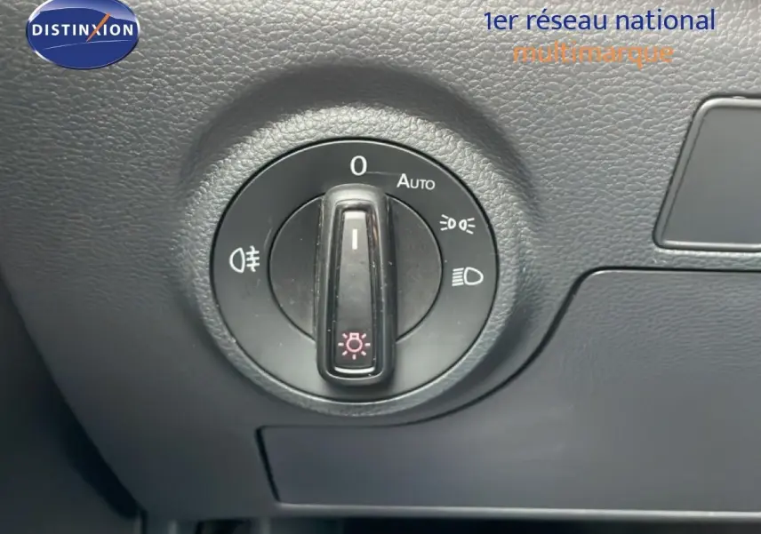 Gros plan sur la molette de commande des phares dans l’habitacle d’une SEAT Arona 2025.
