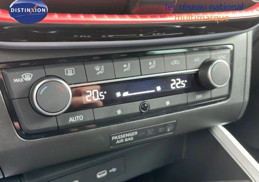 Gros plan sur la commande de climatisation digitale du SEAT Arona bleu saphir avec affichage des températures à 20,5° et 22,5°.