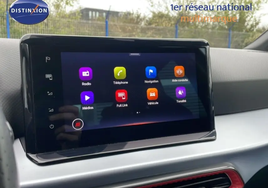 Écran tactile central affichant les icônes de navigation et médias dans l’habitacle d’une SEAT Arona 2025.