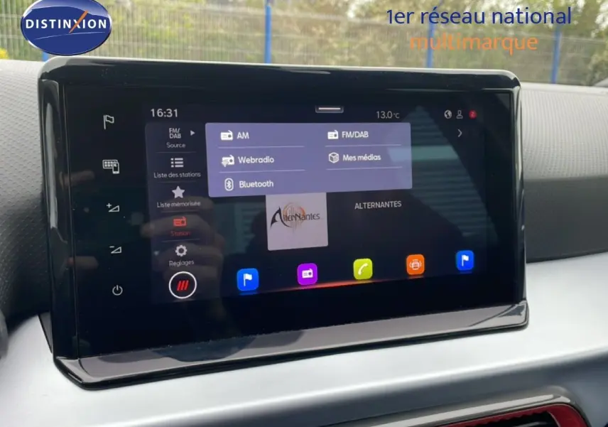 Écran tactile central de la SEAT Arona 2025 affichant les options radio et connectivité, intérieur moderne noir.