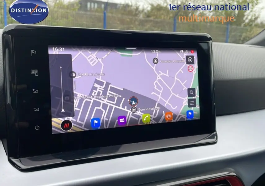 Écran tactile central affichant la navigation GPS dans l’habitacle moderne d’un SEAT Arona 2025.