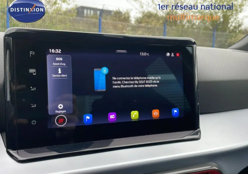 Écran tactile central du tableau de bord du SEAT Arona 2025, affichant les options de connectivité et réglages.