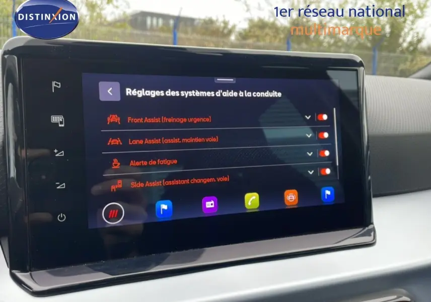 Écran tactile central du SEAT Arona 2025 affichant les réglages des aides à la conduite, intérieur gris clair.