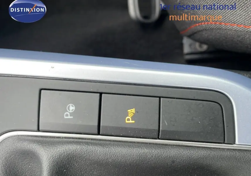 Détail des boutons de la console centrale du SEAT Arona 2025, avec fonction parking et assistance visible.