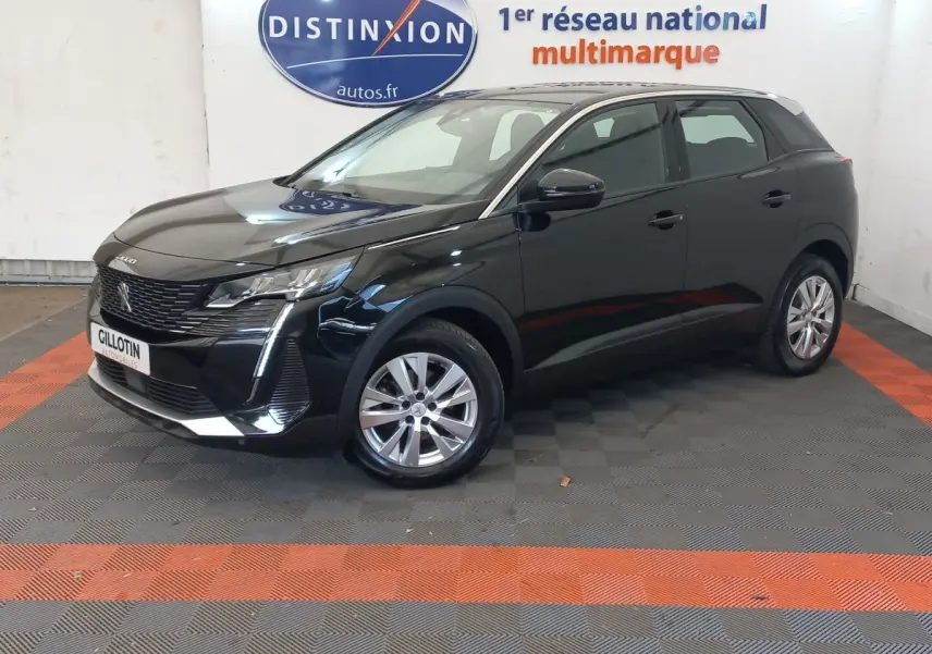 Peugeot 3008 noir vue 3/4 avant droit en intérieur, avec calandre distinctive et jantes alliage.