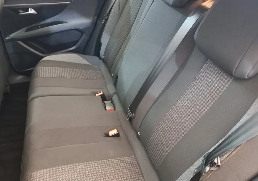 Vue intérieure côté gauche de la banquette arrière noire du Peugeot 3008 2022 avec ceinture de sécurité visible.