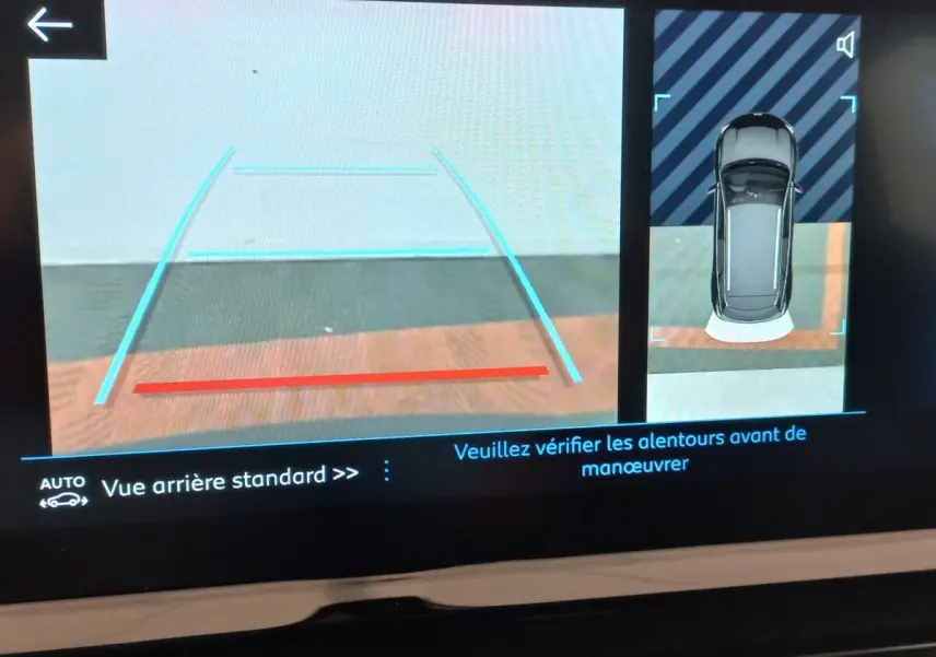 Affichage écran de caméra de recul et vue aérienne du Peugeot 3008 noir en mode assistance au stationnement arrière.