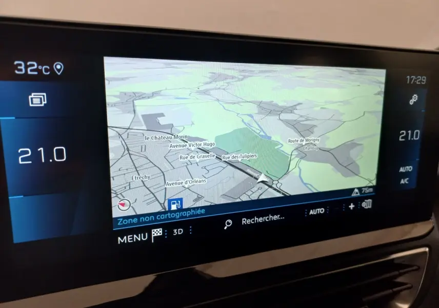 Écran tactile central du Peugeot 3008 noir 2022 affichant la navigation avec température intérieure à 21°C.