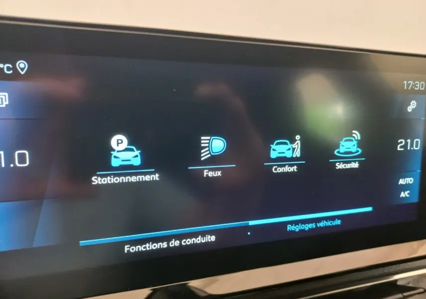 Écran tactile intérieur du Peugeot 3008 noir 2022 affichant les réglages de stationnement, feux, confort et sécurité.