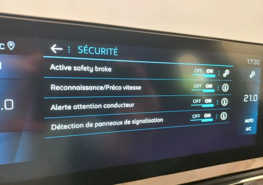 Écran tactile intérieur affichant les options de sécurité du Peugeot 3008 noir, vue rapprochée du tableau de bord.