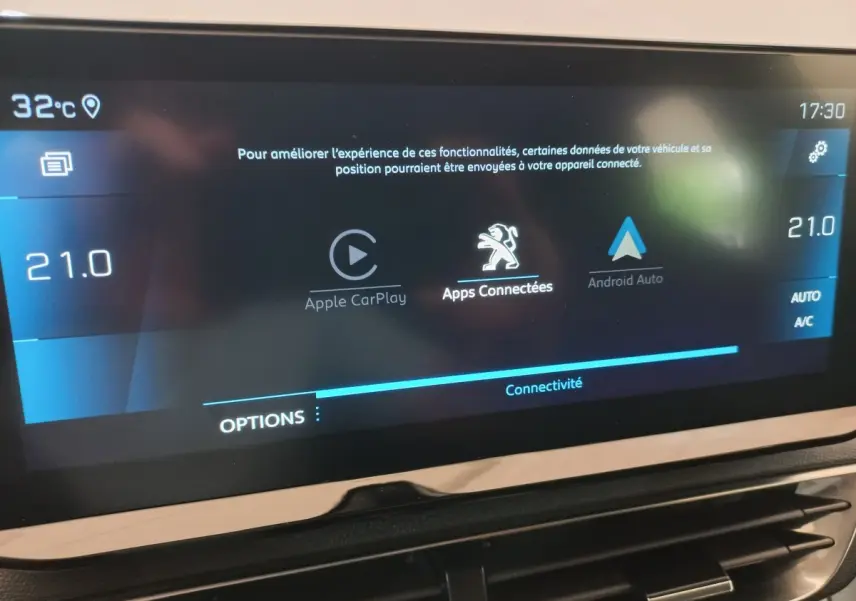Écran tactile central du tableau de bord du Peugeot 3008 noir, affichant Apple CarPlay et Android Auto.