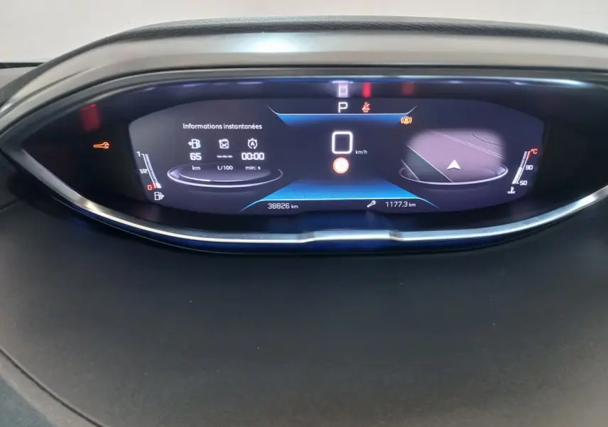 Affichage numérique du tableau de bord de la Peugeot 3008 2022, montrant la vitesse à 0 km/h et les informations instantanées.
