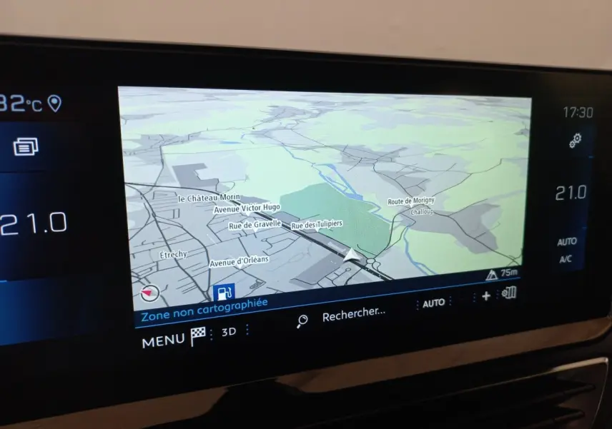 Écran tactile central du tableau de bord du Peugeot 3008 noir, affichant la navigation GPS et la climatisation digitale.