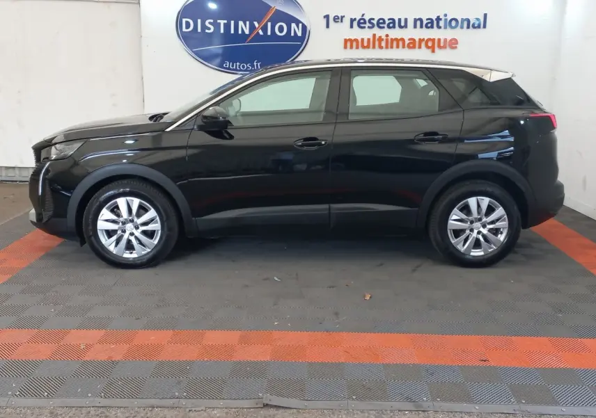 Profil droit d'un Peugeot 3008 noir 2022 garé en intérieur, avec jantes alliage et vitres teintées.