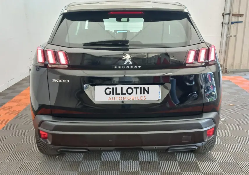 Vue arrière d’un Peugeot 3008 noir de 2022 avec feux LED caractéristiques et logo Peugeot bien visible.